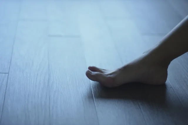 足の甲の日焼けを心配する女性