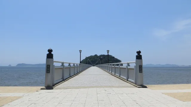八百富神社に向かう「竹島橋」