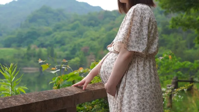 遠くを眺める妊婦さん