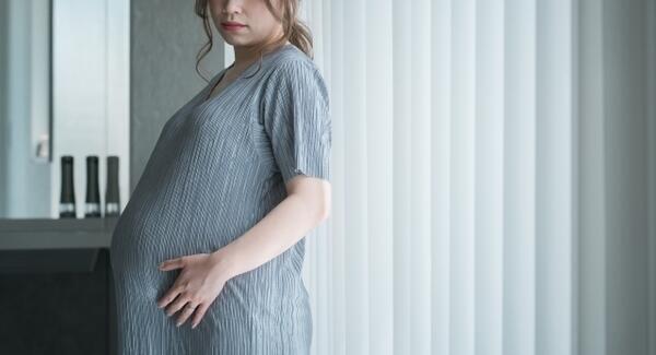 妊娠中「右向き寝の方が楽だけど…大丈夫？ダメ？」助産師が回答