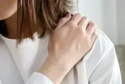 妊婦の肩こり解消法「これ大丈夫？」セルフケアの疑問に助産師が回答