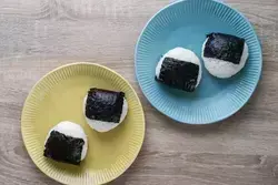 おにぎりを冷蔵庫で保存する「おいしい極意5つ」！コンビニ商品は？