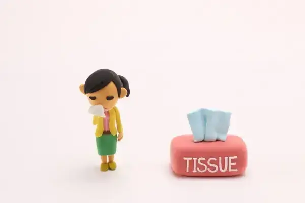 痰を出した方が風邪は早く治る？飲み込むとどうなる？【医師が回答】