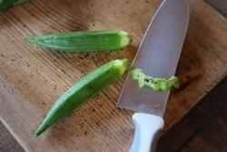 オクラの下ごしらえは茹でずにレンジ！爆発させないコツを解説